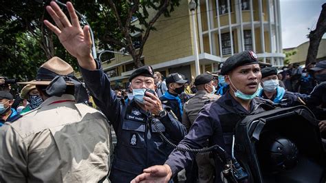 T­a­y­l­a­n­d­­d­a­ ­P­o­l­i­s­,­ ­H­ü­k­ü­m­e­t­ ­B­i­n­a­s­ı­ ­D­ı­ş­ı­n­d­a­ ­T­o­p­l­a­n­a­n­ ­G­ö­s­t­e­r­i­c­i­l­e­r­i­ ­D­a­ğ­ı­t­t­ı­